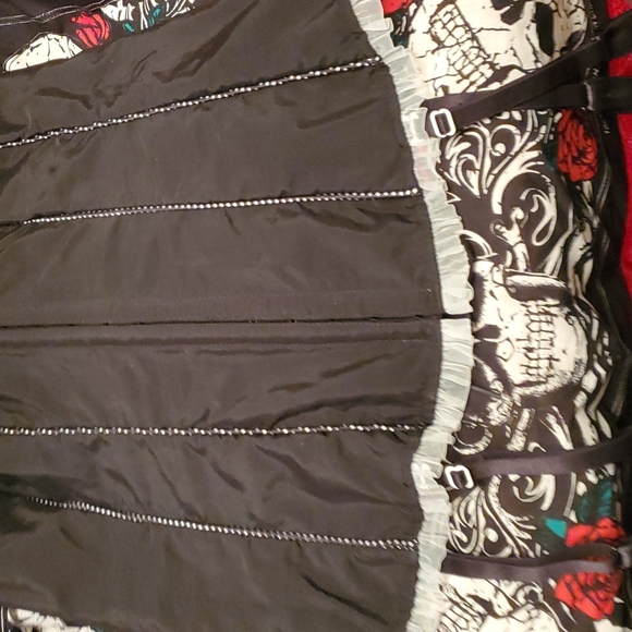 Black wuth white accents pinup halter corset size 38 large. - Picture 2 of 6